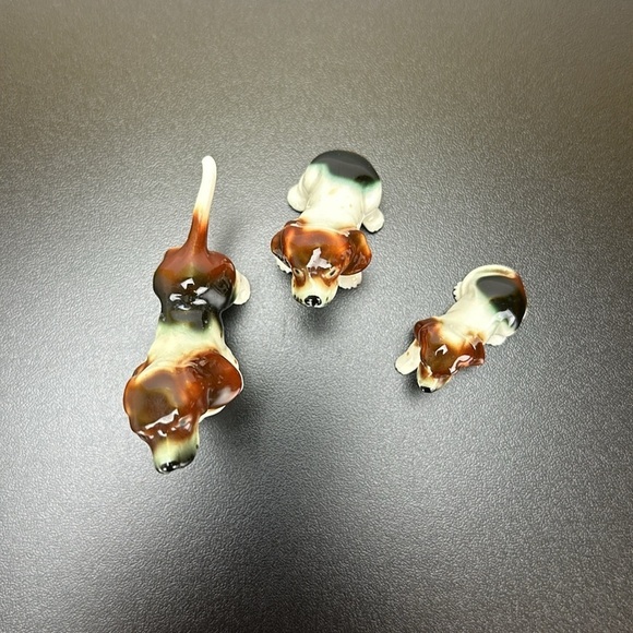 Vintage Small Basset Hounds Set of 3 Dog Puppies
Ceramics Glossy Shelf Sitters - Picture 3 of 11